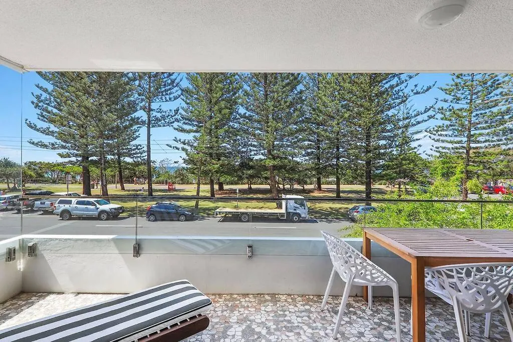 Beachfront Retreat At Burleigh, Breezy And Cosy Gold Coast